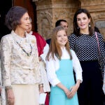 La reina emérita junto a doña Letizia, Leonor y Sofía