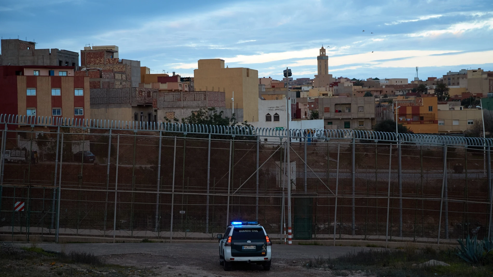 Un vehículo de la Guardia Civil patrulla junto a la valla de Melilla