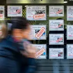 Anuncios de venta y alquiler de viviendas en una inmobiliaria