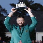 Jon Rahm, con la chaqueta verde y el trofeo de campeón en Augusta