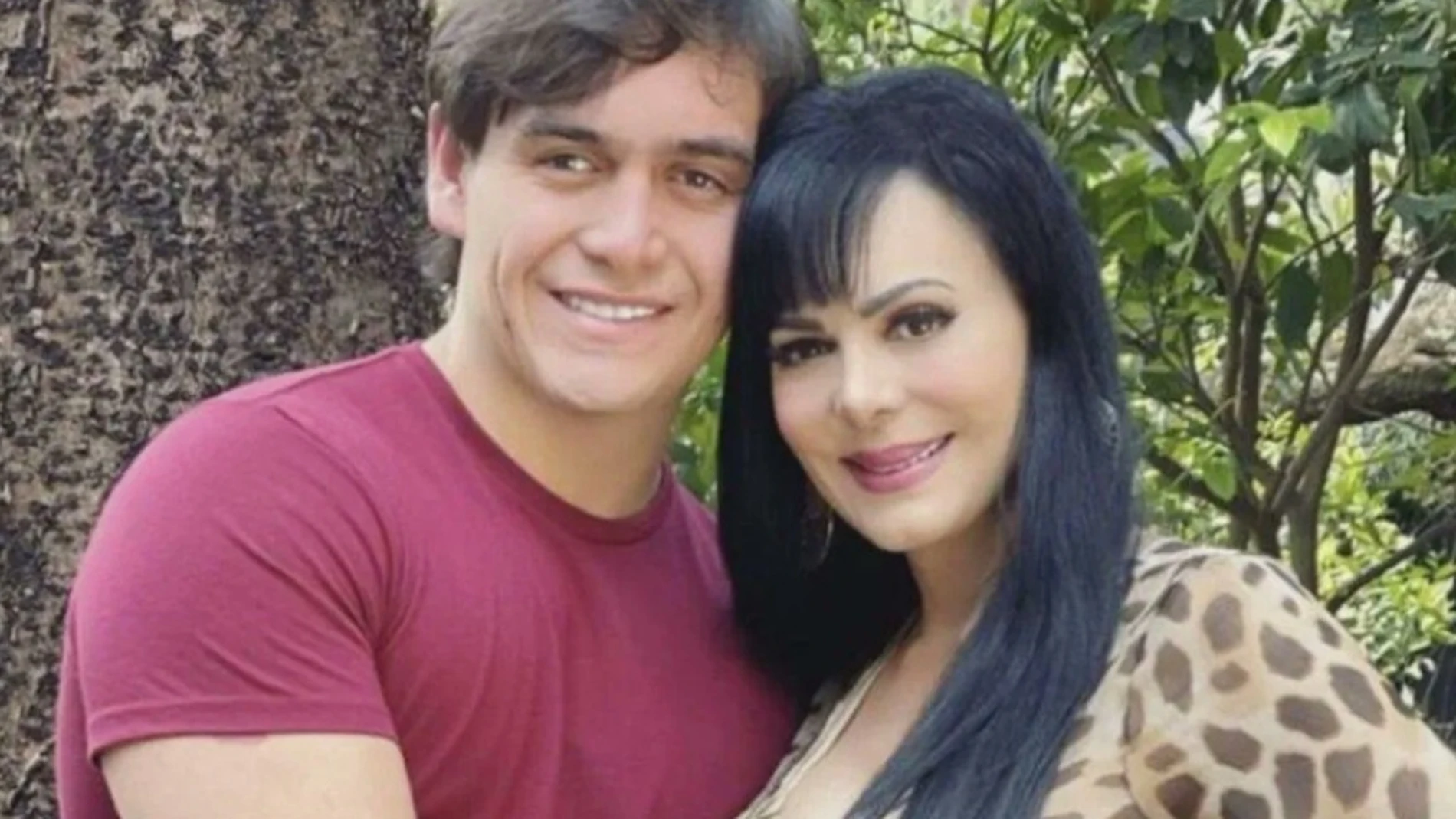 Julián Figueroa junto a su madre Maribel Guardia