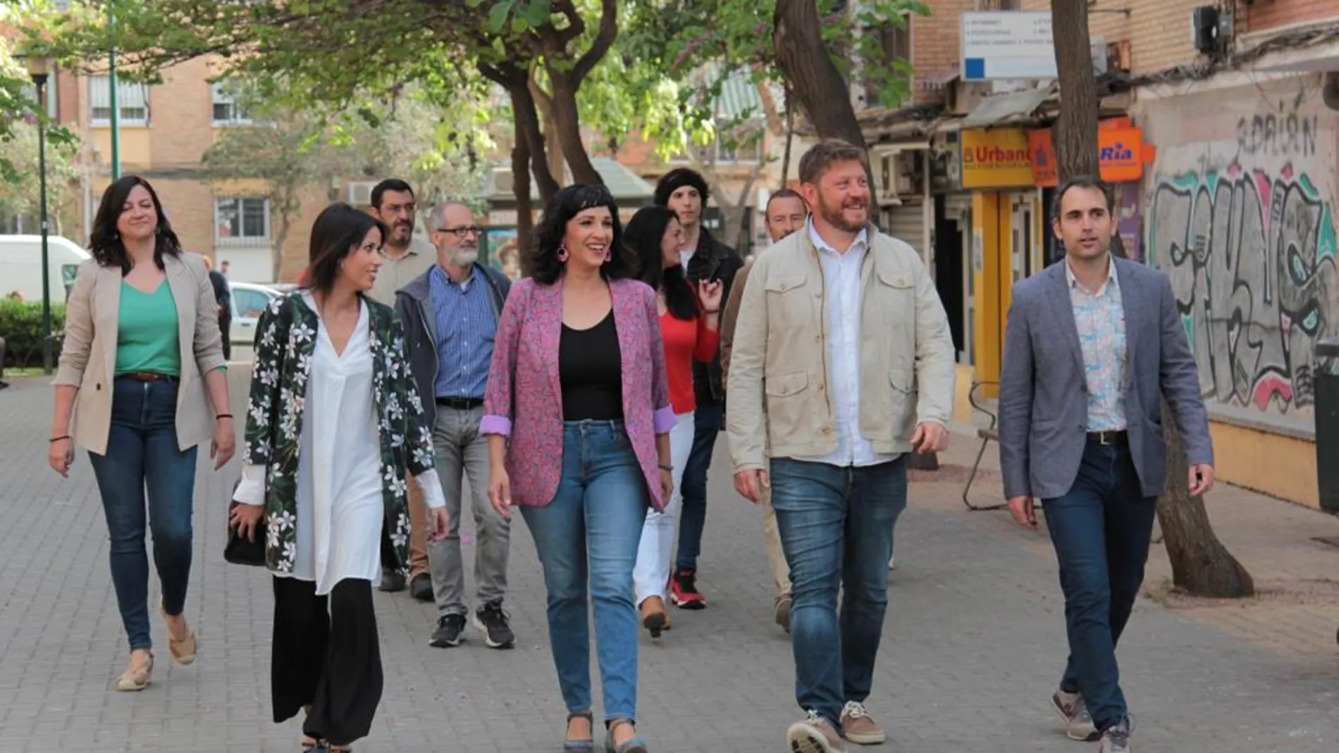 MA01. MÁLAGA, 10/04/2023.- (De izqd a dcha) Martina Velarde, Toñi Morillas, Nicolás Sguglua y Toni Valero caminan por una calle de la capital malagueña. La actual directora del Instituto de las Mujeres, Toni Morillas, será candidata a la Alcaldía de Málaga tras el acuerdo alcanzado por la confluencia formada por IU, Podemos, Más País, Verdes-Equo, Iniciativa del Pueblo Andaluz y Alianza Verde. EFE/Podemos//SOLO USO EDITORIAL/SOLO DISPONIBLE PARA ILUSTRAR LA NOTICIA QUE ACOMPAÑA (CRÉDITO OBLIGATORIO)//