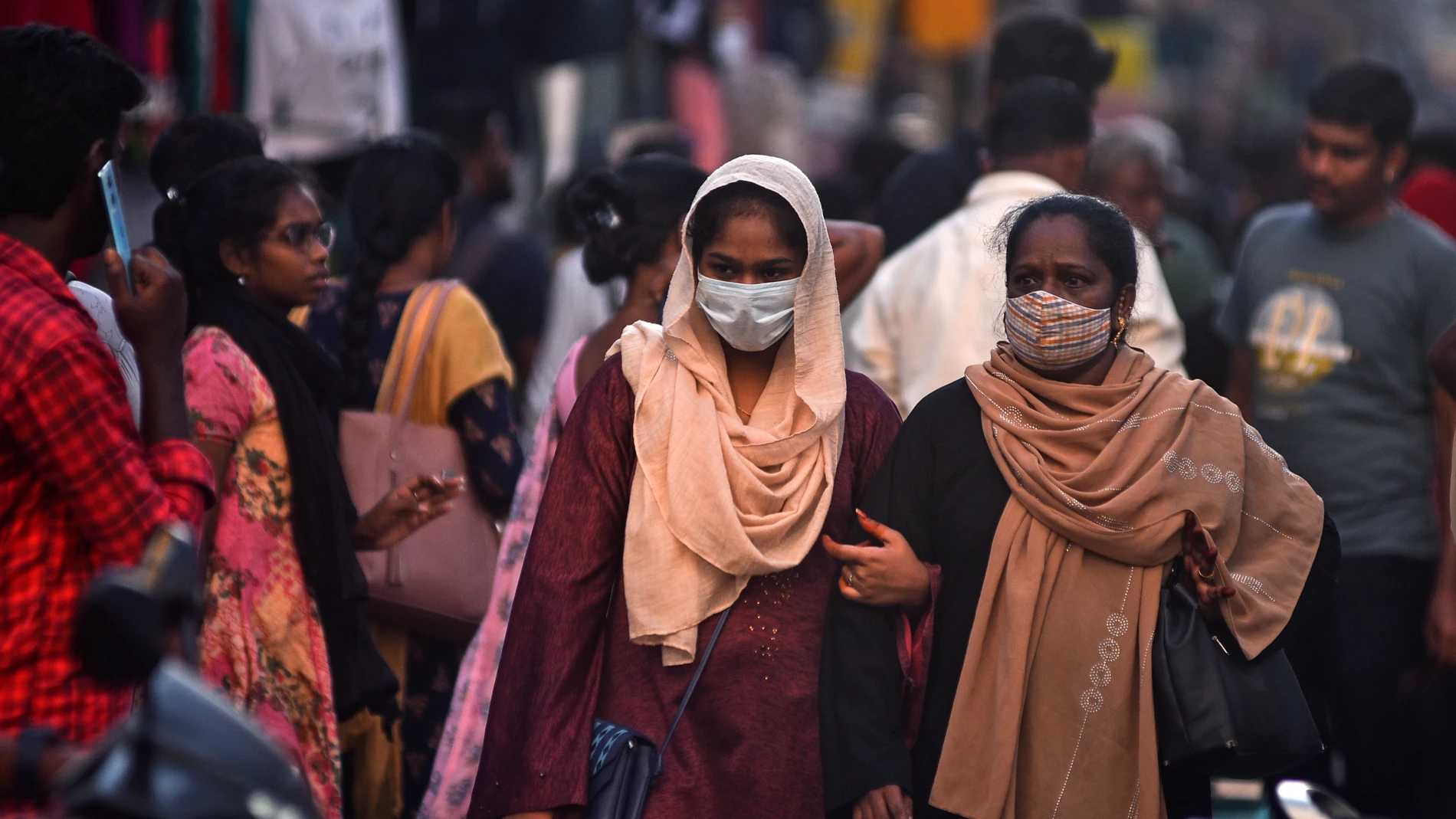 Chennai (India), 11/04/2023.- Women wear masks as they pass through a crowded street, amidst the spike in COVID-19 cases, in Chennai, India, 11 April 2023. India reported 5,676 new coronavirus cases and 21 deaths in the last 24 hours, according to the Union Health Ministry data released on 11 April. A two-day nationwide mock drill to assess the preparedness of hospitals is taking place in both public and private facilities amid rising COVID-19 cases. EFE/EPA/IDREES MOHAMMED
