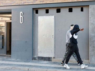 MAJADAHONDA (MADRID), 12/04/2023.- Dos de los inquilinos del edificio okupado en Majadahonda, Madrid, este mi&eacute;rcoles bajas a la calle durante el desalojo del edificio, que ha provocado incidentes entre los miembros de la empresa privada que acudi&oacute; a desocupar el inmueble y varias de las personas que viven en &eacute;l. EFE/ Sergio P&eacute;rez