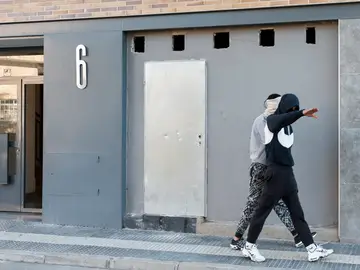 Incidentes en el intento de desalojo de un edificio okupado en Majadahonda MAJADAHONDA (MADRID), 12/04/2023.- Dos de los inquilinos del edificio okupado en Majadahonda, Madrid, este miércoles bajas a la calle durante el desalojo del edificio, que ha provocado incidentes entre los miembros de la empresa privada que acudió a desocupar el inmueble y varias de las personas que viven en él. EFE/ Sergio Pérez