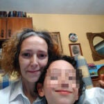 Idoya, junto a su hijo Alejandro, que se quitó la vida cuando tenía 10 años