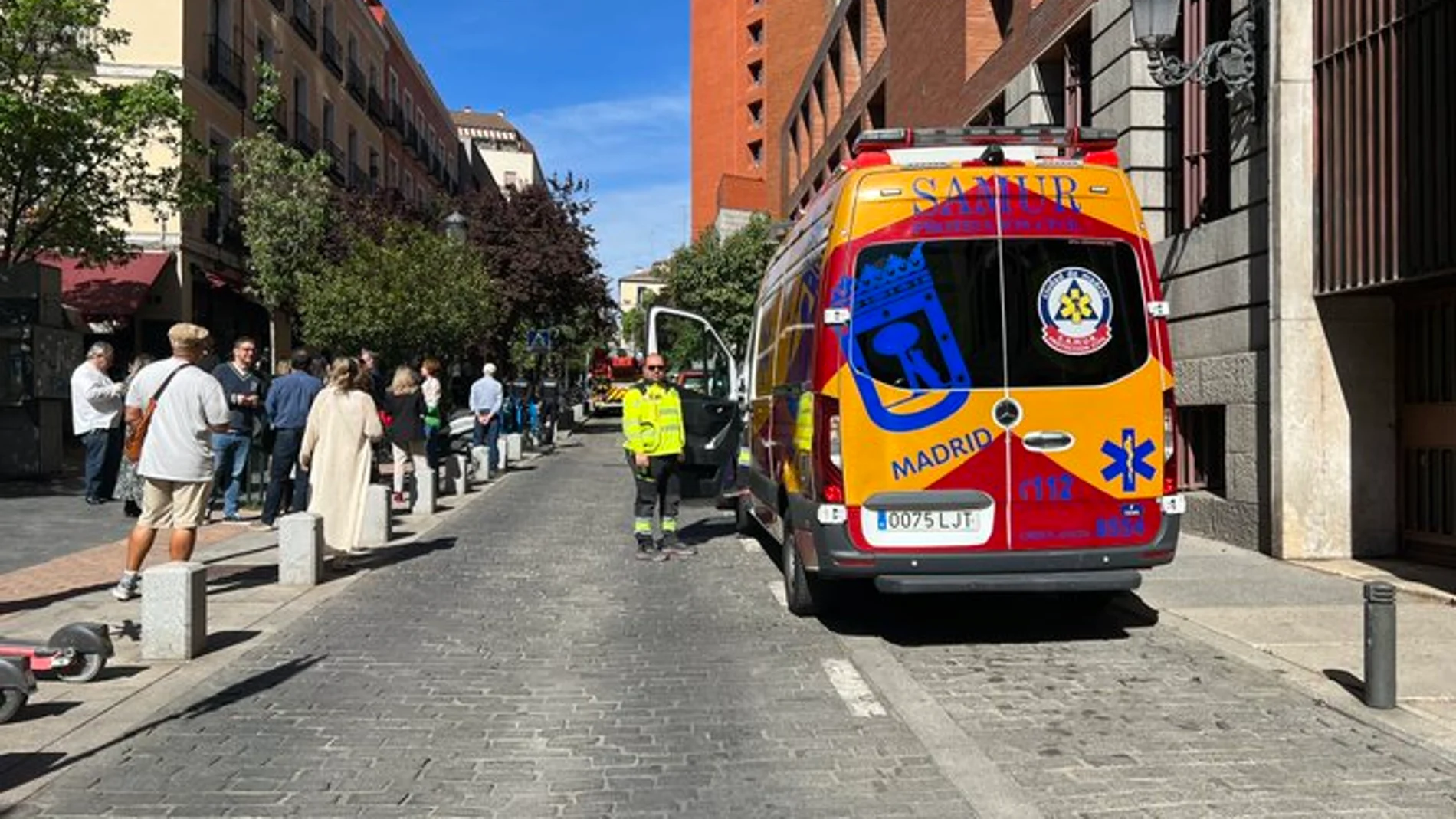 Ocho dotaciones de bomberos intentan apagar un incendio en el CES en Madrid