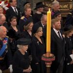 LONDRES, 19/09/2022.- Captura de video de los reyes de España, Felipe VI y Letizia, junto a los eméritos, Juan Carlos y Sofía, en el funeral de Isabel II en la abadía de Westminster, en Londres, la primera imagen conjunta de los cuatro desde 2020. 