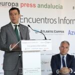 El presidente de la Junta de Andalucía, Juanma Moreno, junto a Elías Bendodo