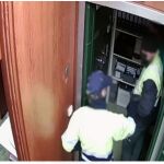 Agentes, durante uno de los registros