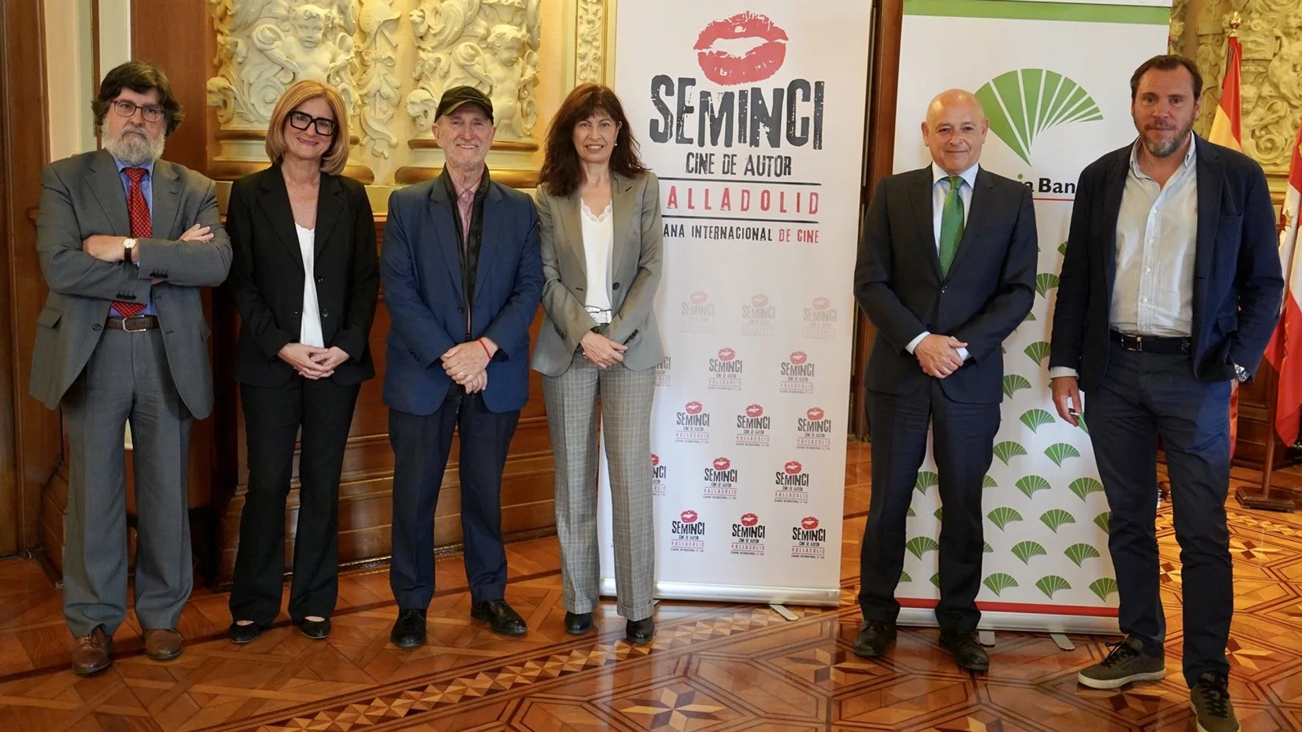 Firma del acuerdo de renovación del patrocinio de Unicaja banco con la Seminci. En la imagen, Puente, Redondo, Angulo y Ríos, entre otros