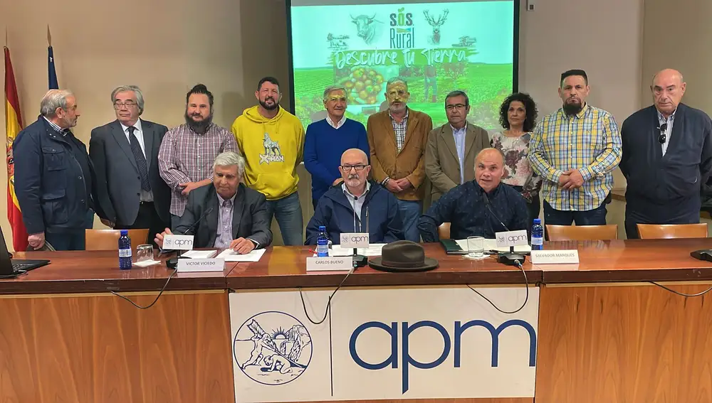 Foto de familia de representantes de SOS Rural en su presentación