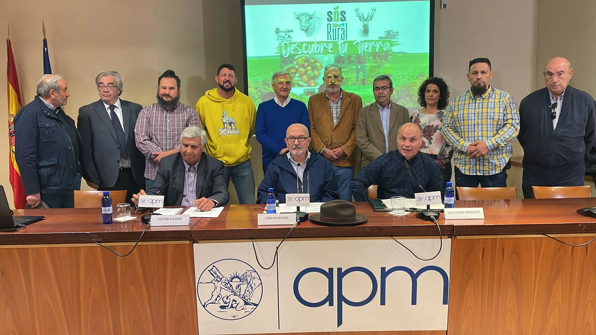 Foto de familia de representantes de SOS Rural en su presentación
