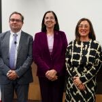 Foto de familia del director general del Instituto Nacional de Ciberseguridad, Félix Barrio con la subdelegada del Gobierno en Valladolid, Alicia Villar; la consejera de Movilidad y Transformación Digital, María González Corral; y el director de la Fundación Schola, Luis Ortiz de Lanzagorta, antes de la conferencia