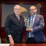 El periodista y escritor sevillano Braulio Ortiz recibe el XXXVIII Premio Unicaja de Artículos Periodísticos