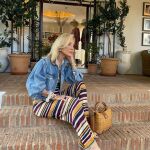Carmen Lomana con sandalias doradas.