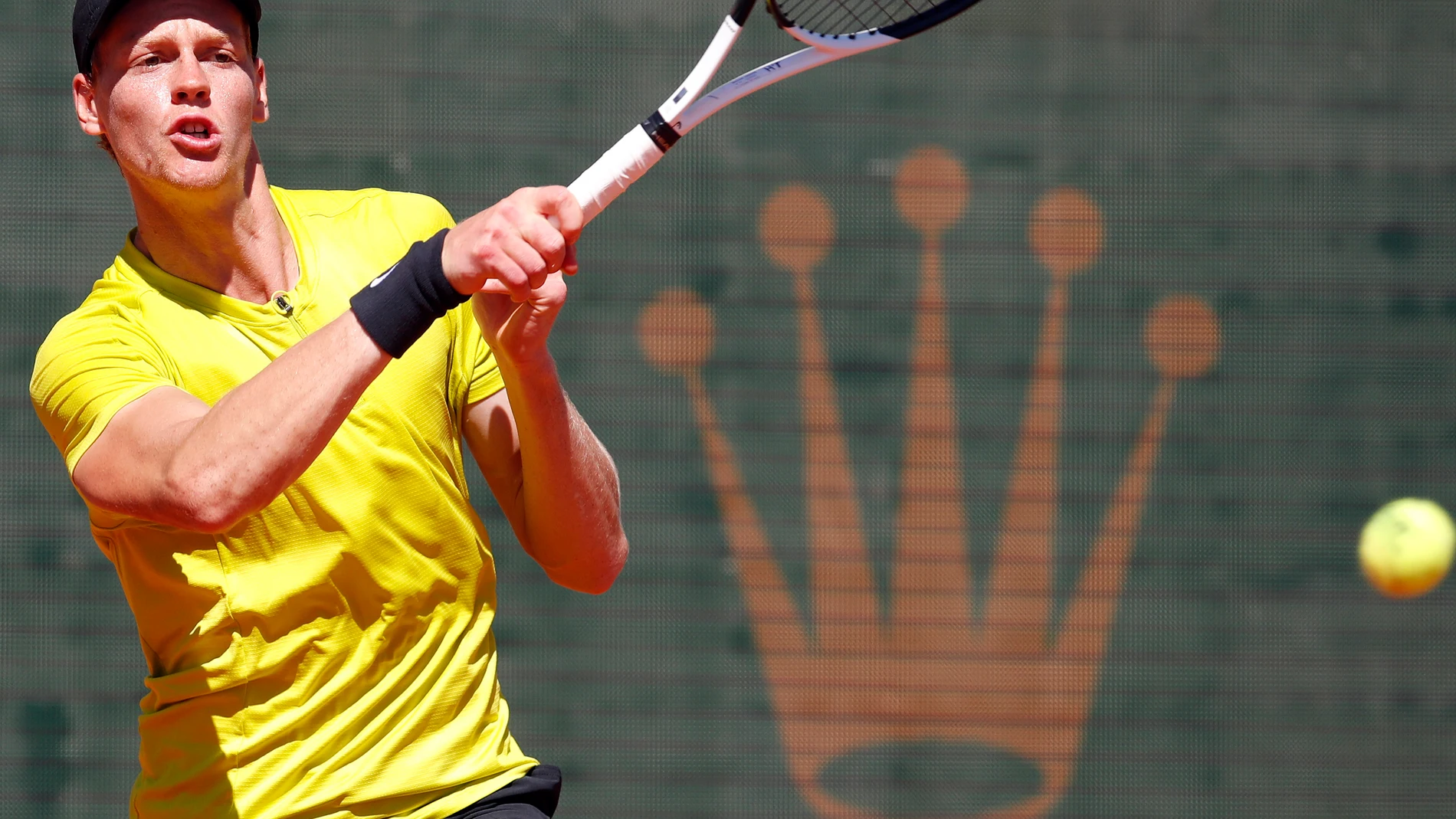 Roquebrune Cap Martin (France), 13/04/2023.- Jannik Sinner of Italy in action during his third round match against Hubert Hurkacz of Poland at the Monte-Carlo Rolex Masters tournament in Roquebrune Cap Martin, France, 13 April 2023. (Tenis, Francia, Italia, Polonia) EFE/EPA/SEBASTIEN NOGIER
