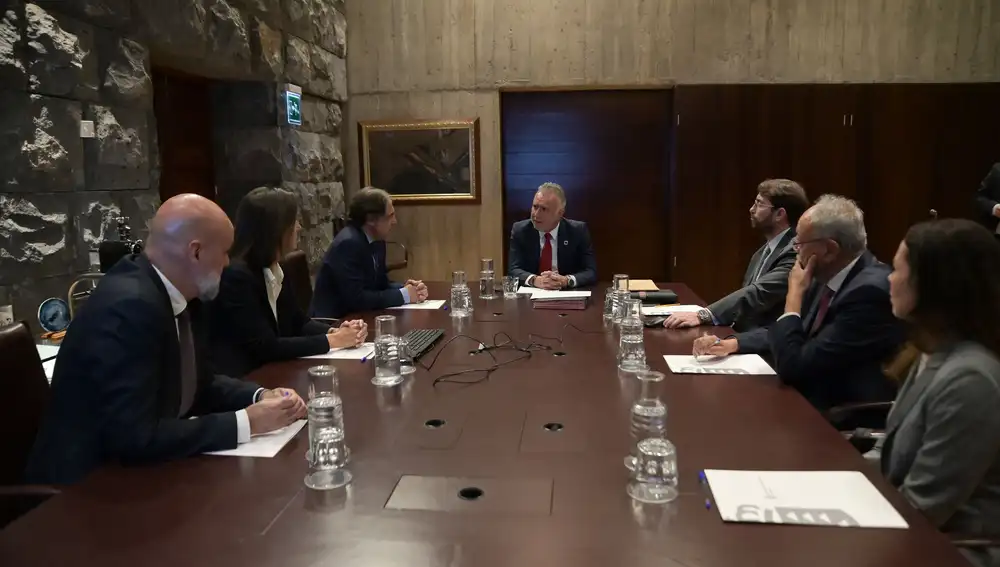 La multinacional decide traer parte de su producción de cigarritos de su fábrica de Polonia a Gran Canaria y lo hace de la mano de Dos Santos, empresa con la que colabora desde hace más de una década.