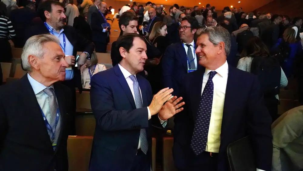 Fernández Mañueco conversa con Francisco Riberas en presencia de Félix Cano