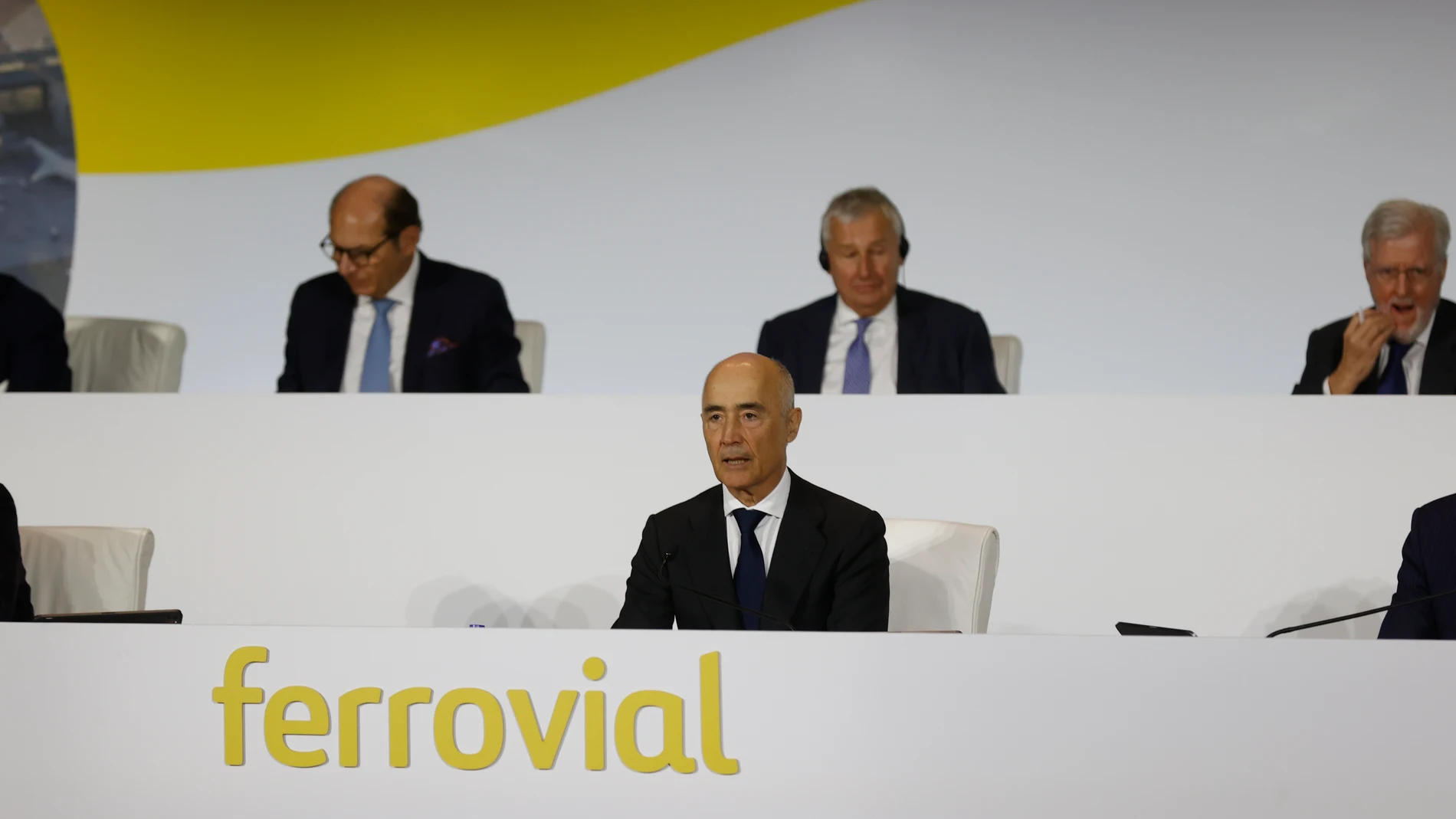 MADRID, 13/04/2023.- EL presidente de Ferrovial, Rafael del Pino, interviene en la junta que celebra este jueves la empresa en Madrid, decisiva para su futuro que pasa por trasladar su domicilio social de España a Países Bajos, estrategia en la que ha quedado patente la falta de acuerdo con el Gobierno y para la que se siguen recabando apoyos para sacar adelante la operación. EFE/ Javier Lizon