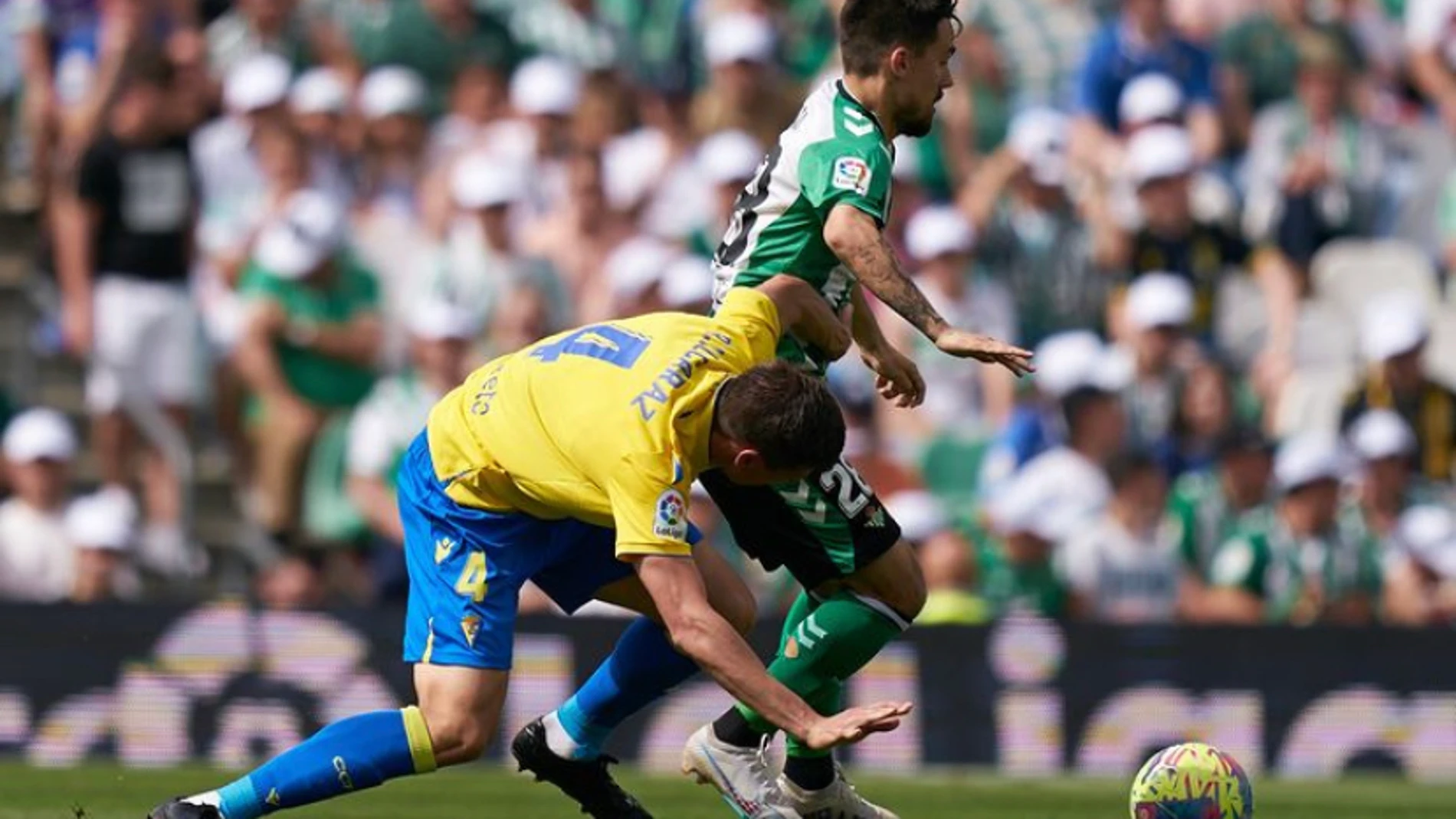 Rodri y Alcaraz pugnan por un balón en la derrota del Betis 0-2 ante el Cádiz