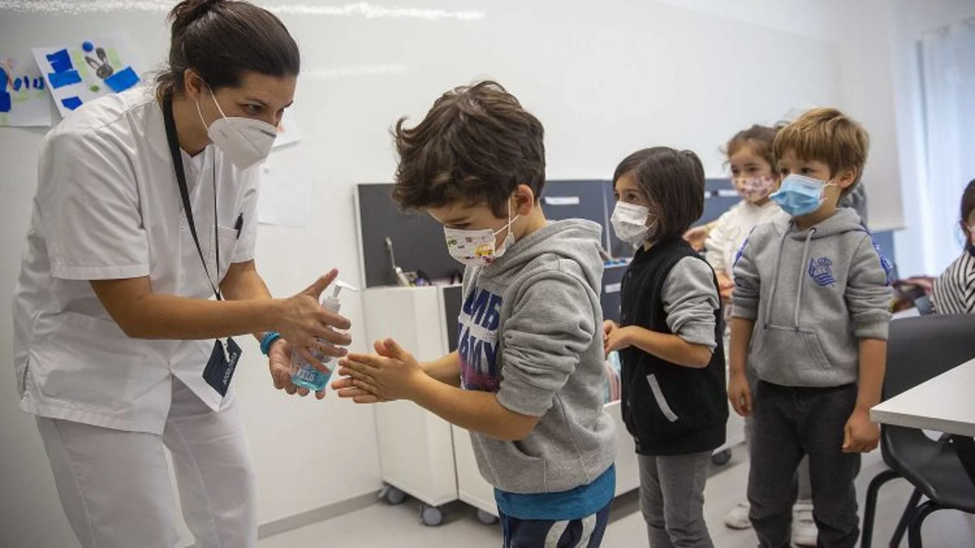 Una enfermera escolar reparte gel hidroalcohólico en un colegio andaluz