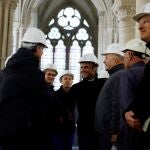 Emmanuel Macron visita las obras en la catedral de Notre Dame en París