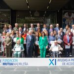 Ignacio Garralda e Isabel Díaz Ayuso rodeados por representantes de las ONG beneficiadas