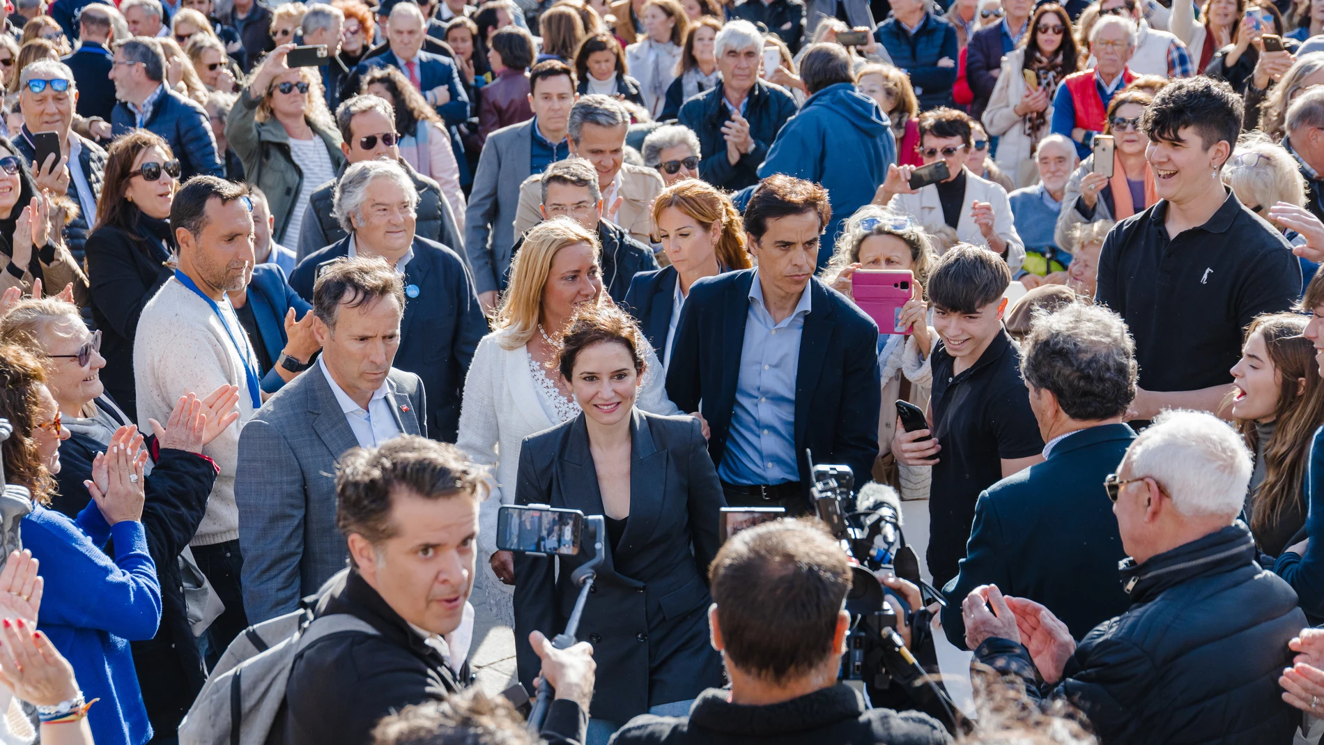La presidenta regional y presidenta del Partido Popular de Madrid, Isabel Díaz Ayuso, a su llegada a un mitin con afiliados simpatizantes y vecinos del municipio de Torrelodones, a 14 de abril de 2023, en Torrelodones, Madrid (España). Ayuso ha visitado Torrelodones para participar en un acto público de su partido que sirve de presentación oficial de la candidata a la Alcaldía de la localidad por el PP, Almudena Negro. Previo al acto, Ayuso ha recorrido distintos comercios y restaurantes locales. 14 ABRIL 2023;PP;PARTIDO POPULAR;ELECCIONES;TORRELODONES;CANDIDATOS;AYUSO Carlos Luján / Europa Press 14/04/2023