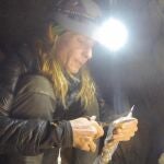 Captura de video en la que se puede ver a Beatriz Flamini en la cueva