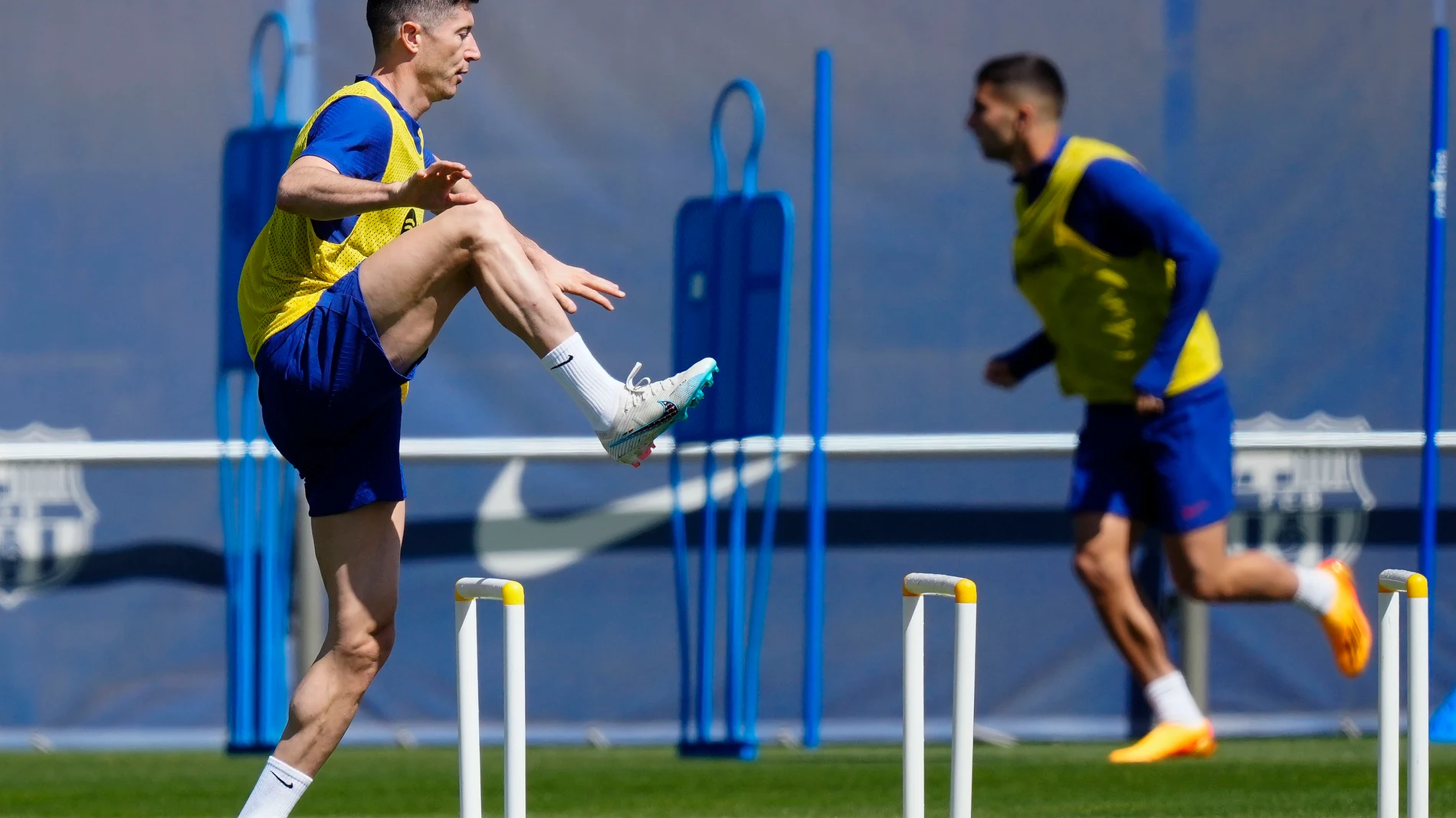 SANT JOAN D´ESPÍ (BARCELONA), 15/04/2023.- El delantero polaco del Barcelona, Robert Lewandowski, durante el entrenamiento del equipo este sábado de preparación para el partido de LaLiga que les enfrenta mañana al Getafe. EFE/ Enric Fontcuberta.
