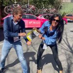 Pedro Delgado y Ainara Hernando posan con su libro