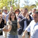 La presidenta de la Comunidad de Madrid, Isabel Díaz Ayuso, y el secretario general del Partido Popular de Madrid y director de la campaña electoral del partido, Alfonso Serrano, durante un acto de precampaña del PP, en el Parque Miguel Ángel Blanco, en Boadilla del Monte, Madrid (España). 