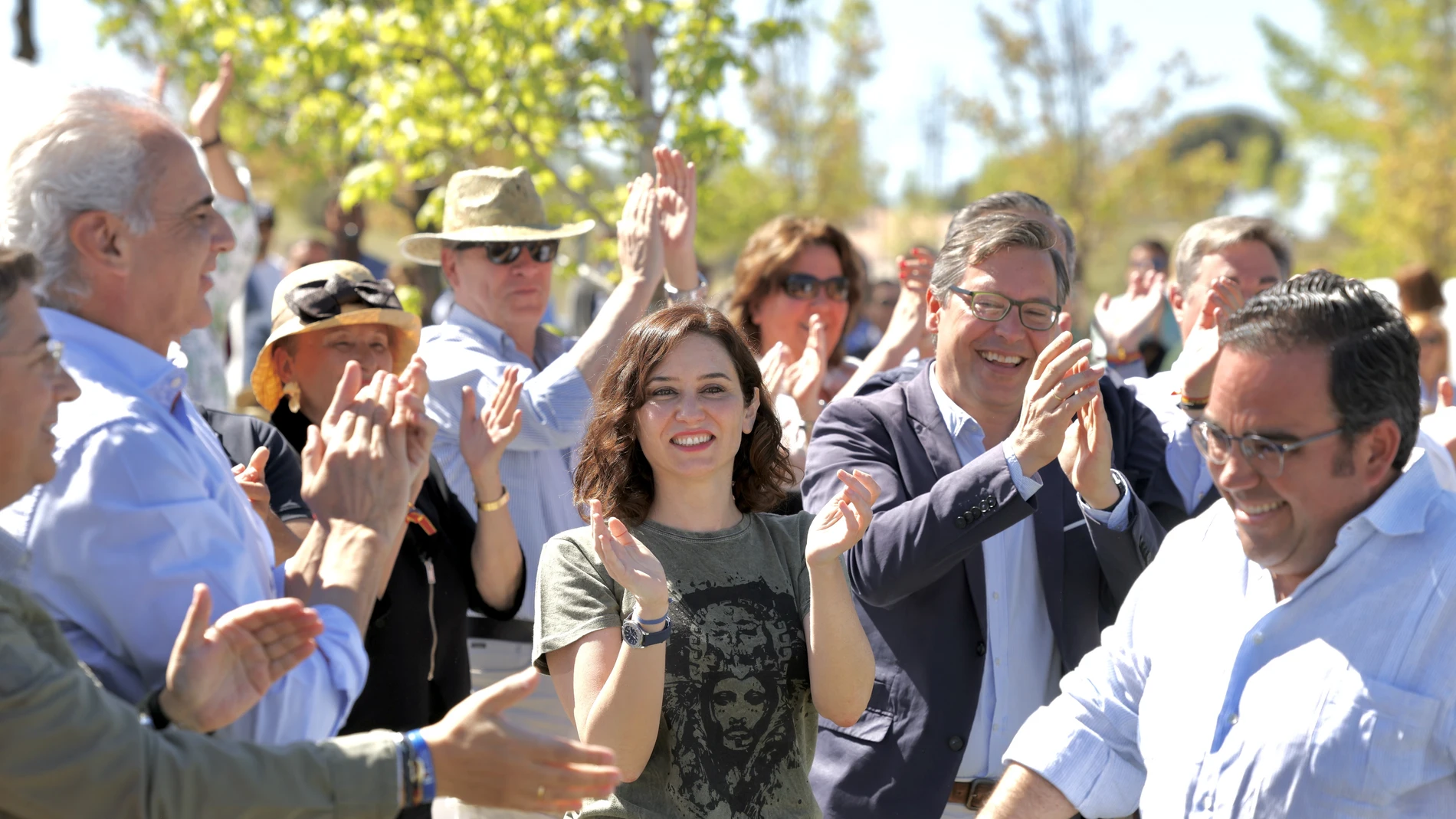 La presidenta de la Comunidad de Madrid, Isabel Díaz Ayuso, y el secretario general del Partido Popular de Madrid y director de la campaña electoral del partido, Alfonso Serrano, durante un acto de precampaña del PP, en el Parque Miguel Ángel Blanco, en Boadilla del Monte, Madrid (España).