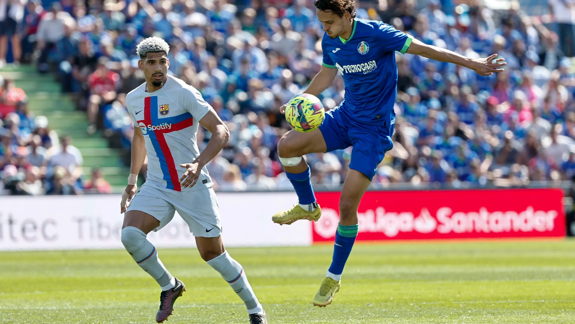 GETAFE (MADRID), 16/04/2023.- El defensa uruguayo del Barcelona Ronald Araujo (i) y el delantero turco del Getafe Enes Unal durante el partido de LaLiga entre el Getafe y el Barcelona, este domingo en el Coliseo Alfonso Pérez. EFE/ Sergio Pérez