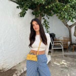 Dulceida nos ha conquistado con el pantalón estilo pijamero más casual para los días más tranquilos en casa