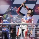 Álex Rins bebe de su bota en el podio de Austin