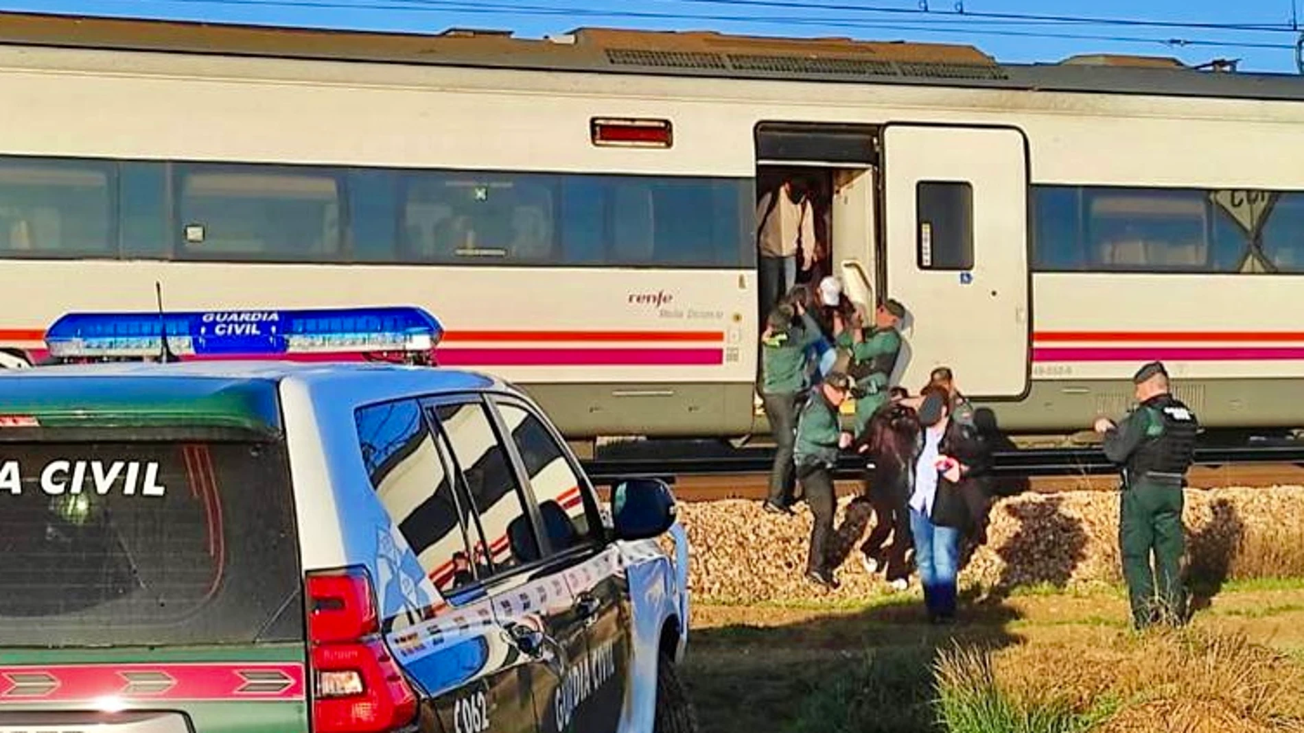 Un avería en la catenaria obliga a trasladar en autobús a los 26 pasajeros del trayecto León-Madrid a la altura de El Burgo Ranero
