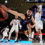 Kalinic intenta evitar que el balón se pierda por la línea de fondo