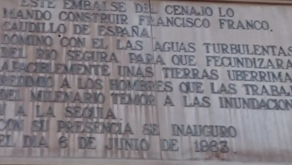 La placa que había en el embalse del Cenajo, entre las provincias españolas de Albacete y Murcia