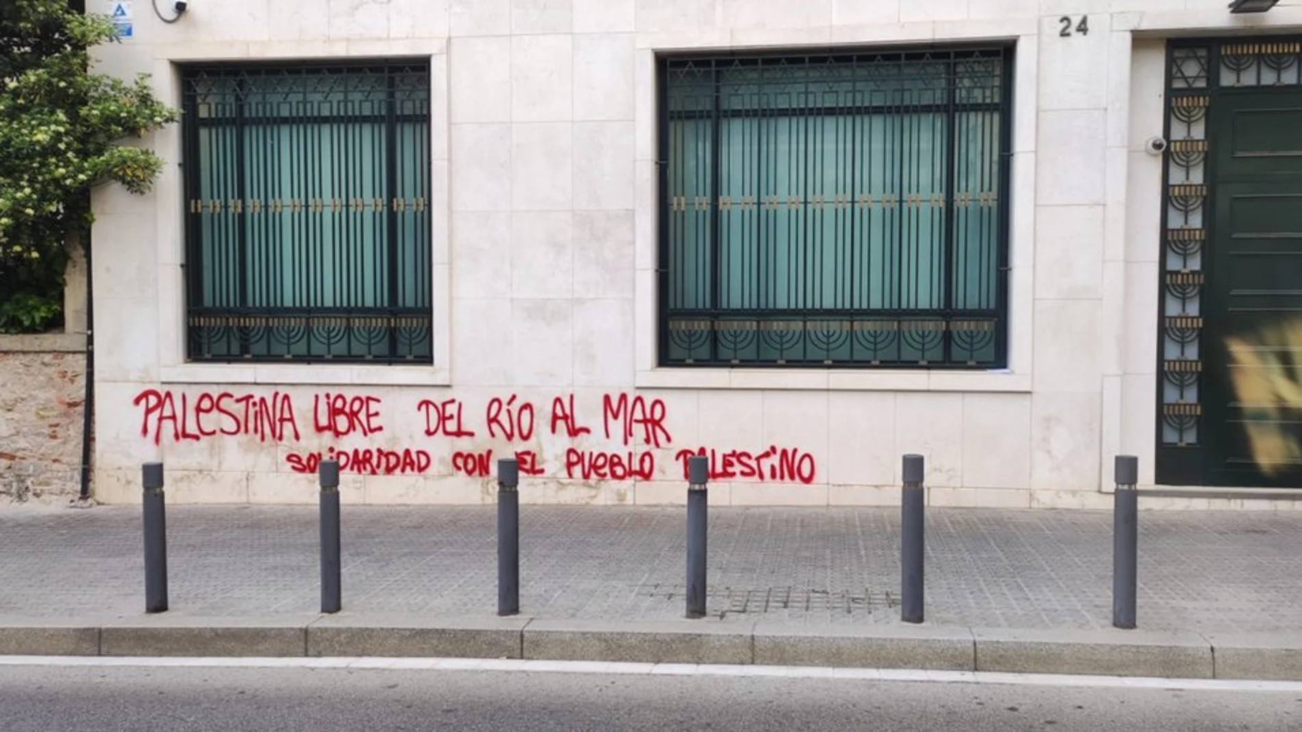 Pintada en la fachada de ls ainagoga, en Sant Gervasi