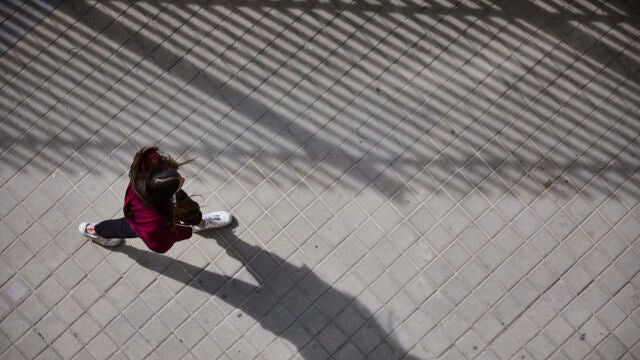 Mujer sola por la calle