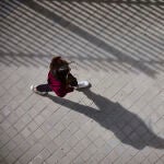 Mujer sola por la calle