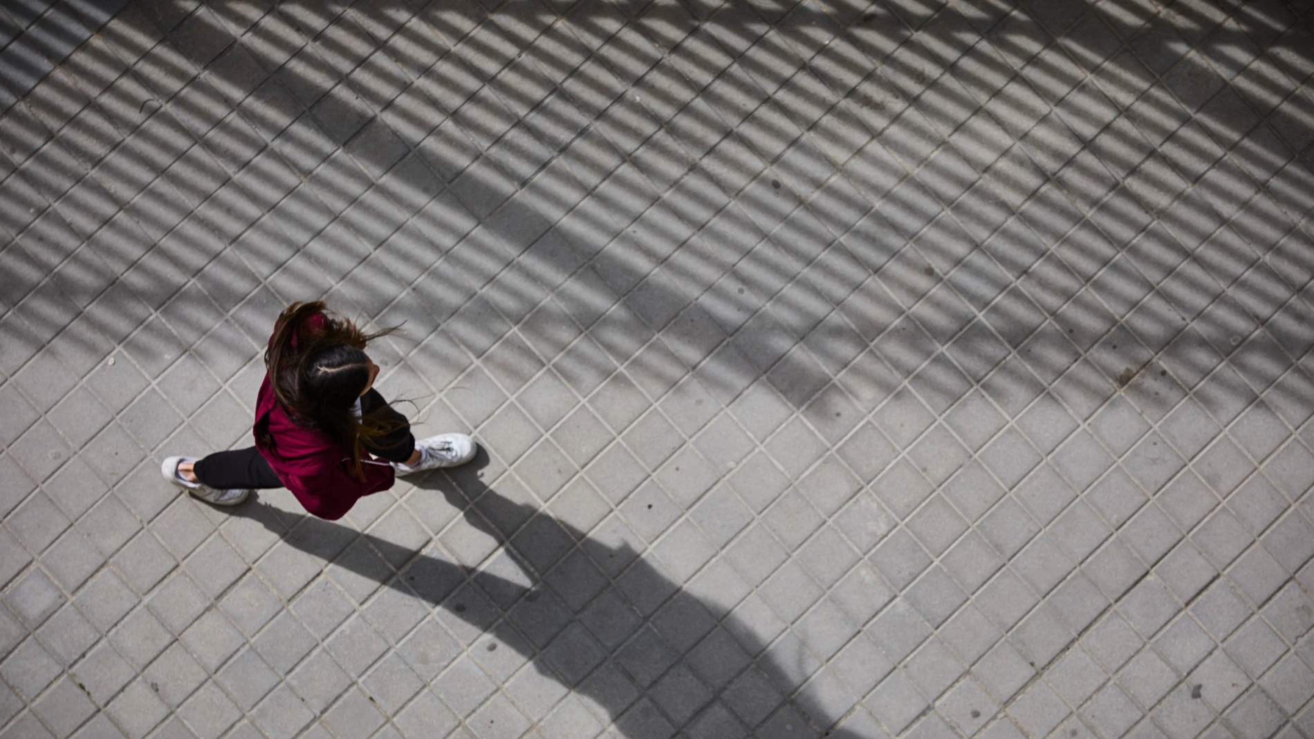 Mujer sola por la calle