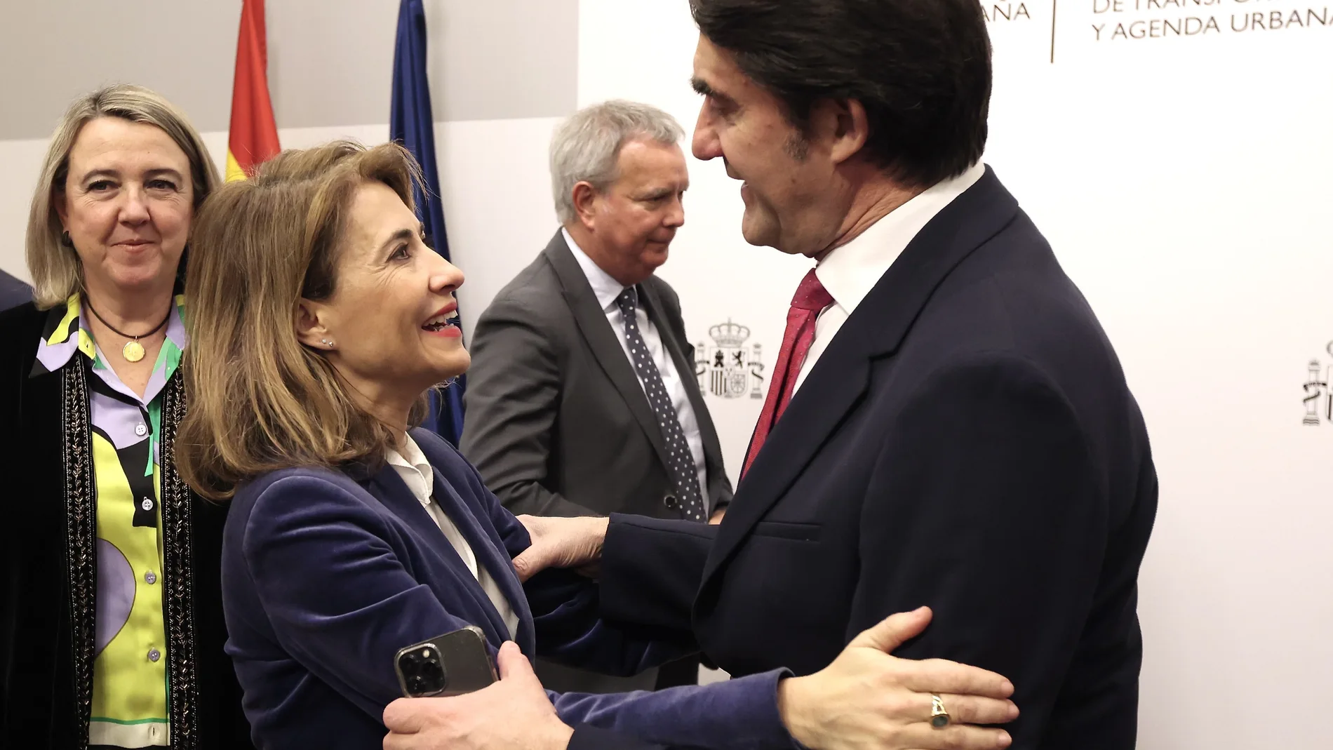 Suárez-Quiñones y la ministra Raquel Sánchez se saludan antes de una sectorial de Vivienda anterior