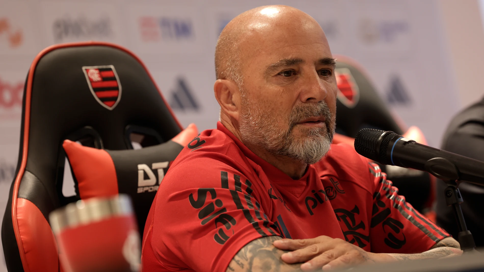 AME2045. RÍO DE JANEIRO (BRASIL), 17/04/2023.- El argentino Jorge Sampaoli, nuevo entrenador de Flamengo, habla hoy durante su primera rueda de prensa en Río de Janeiro (Brasil). Sampaoli afirmó este lunes en su presentación que el equipo brasileño era su primera opción, por encima de otras ofertas de clubes europeos o de otros países. "Para mí, era el plan A de elección, más allá de cualquier propuesta en Europa", dijo Sampaoli en su primera rueda de prensa como técnico del actual campeón de...