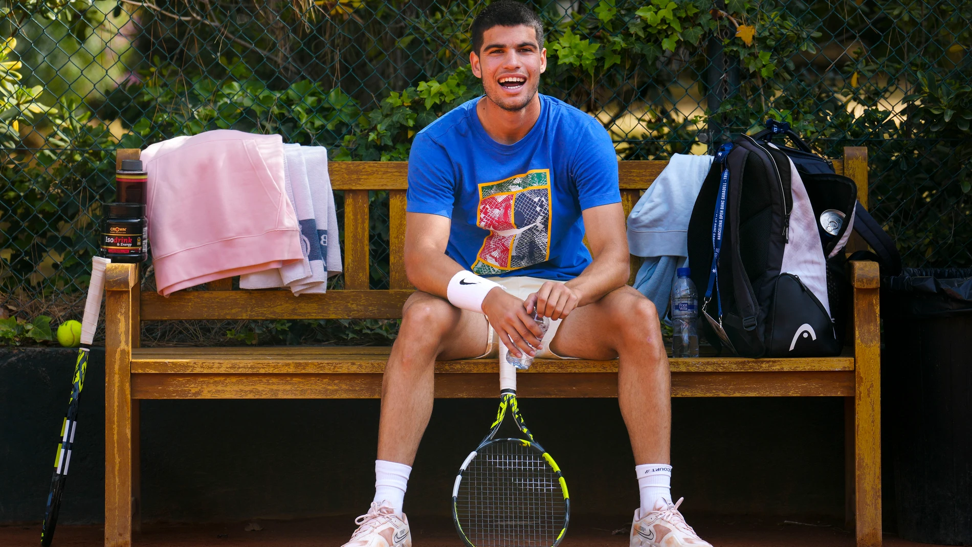 GRAFCAT9013. BARCELONA, 17/04/2023.- El tenista Carlos Alcaraz durante el entrenamiento que ha realizado este lunes en el Real Club de Tenis Barcelona donde ha comenzado el Barcelona Open Banc Sabadell-Trofeo Conde de Godó. EFE/Enric Fontcuberta.