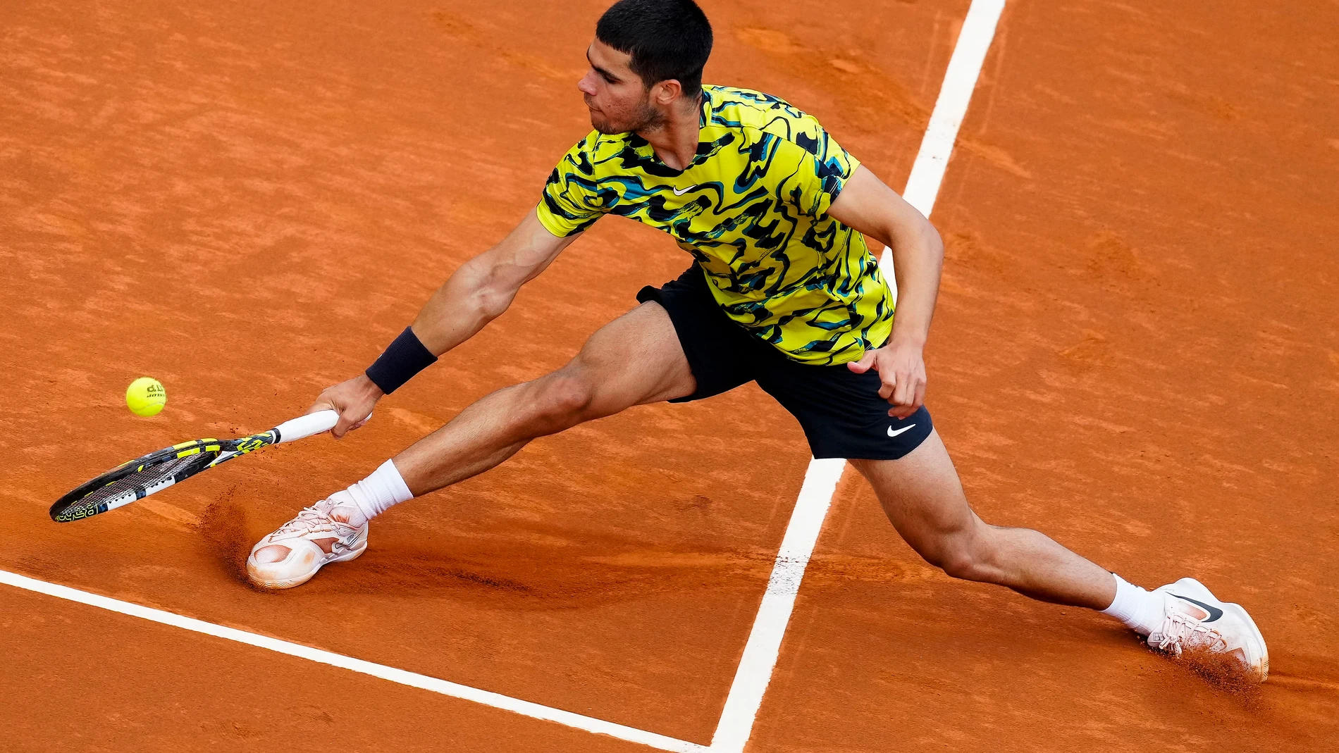 GRAFCAT9106. BARCELONA (ESPAÑA), 18/04/2023.- El tenista español, Carlos Alcaraz, durante su partido ante el portugués Nuno Borges, correspondiente a la segunda ronda del Barcelona Open Banc Sabadell-Trofeo Conde de Godó, disputado este martes en la pista Rafa Nadal del RCT Barcelona-1899. Carlos Alcaraz ganó 6-1 y 6-3.EFE/Enric Fontcuberta