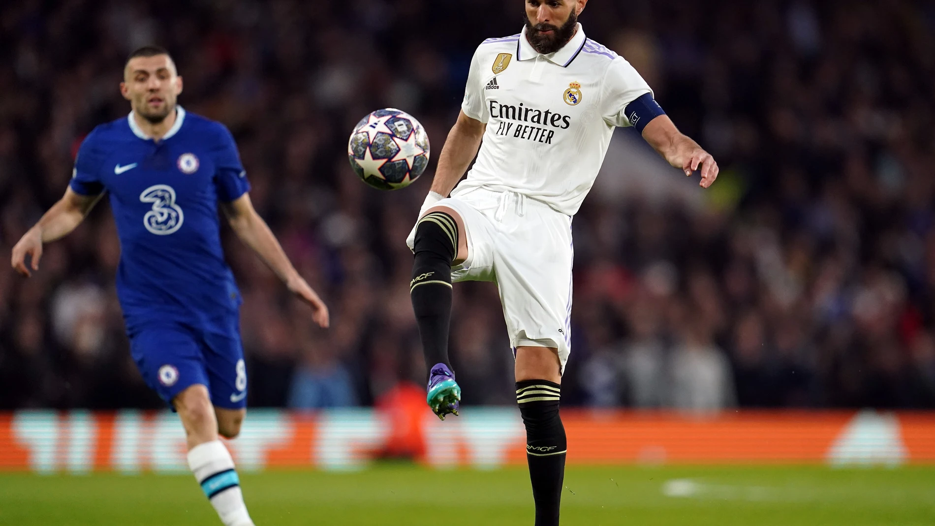 18 April 2023, United Kingdom, London: Real Madrid's Karim Benzema (R) in action during the UEFA Champions League quarter-final second leg soccer match between Chelsea and Real Madrid at Stamford Bridge, London. Photo: Nick Potts/PA Wire/dpa 18/04/2023 ONLY FOR USE IN SPAIN