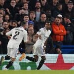 Rodrygo celebra con Carvajal uno de sus goles en Stamford Bridge